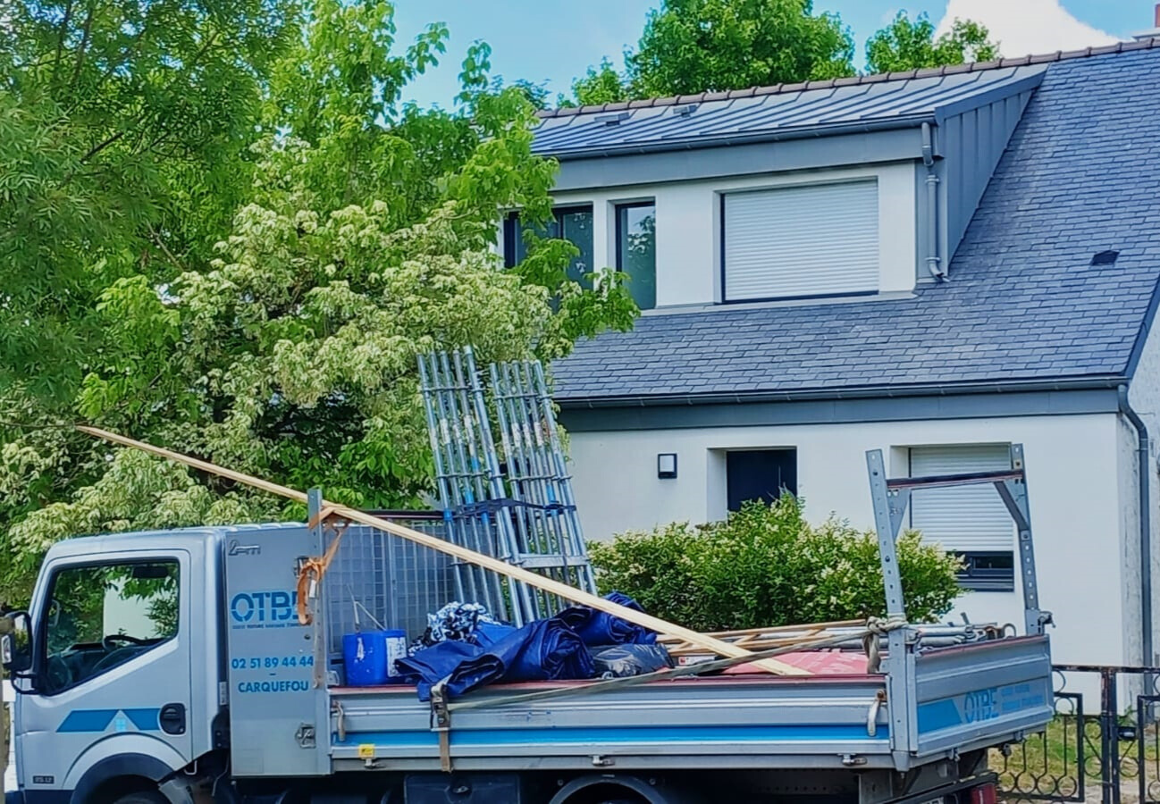 Maison rénovée avec couverture en ardoise naturelle, isolation sarking et lucarne en zinc à Carquefou, par OTBE.