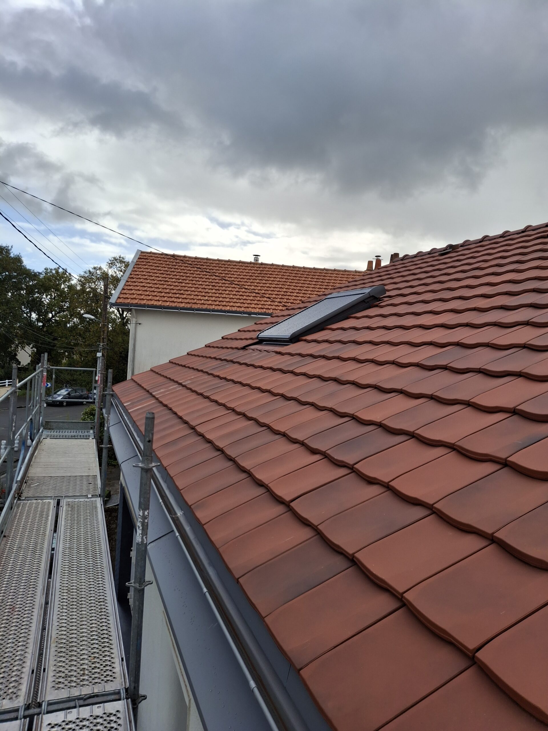 Toiture neuve à Nantes avec isolation sarking et couverture en tuiles posée par OTBE.