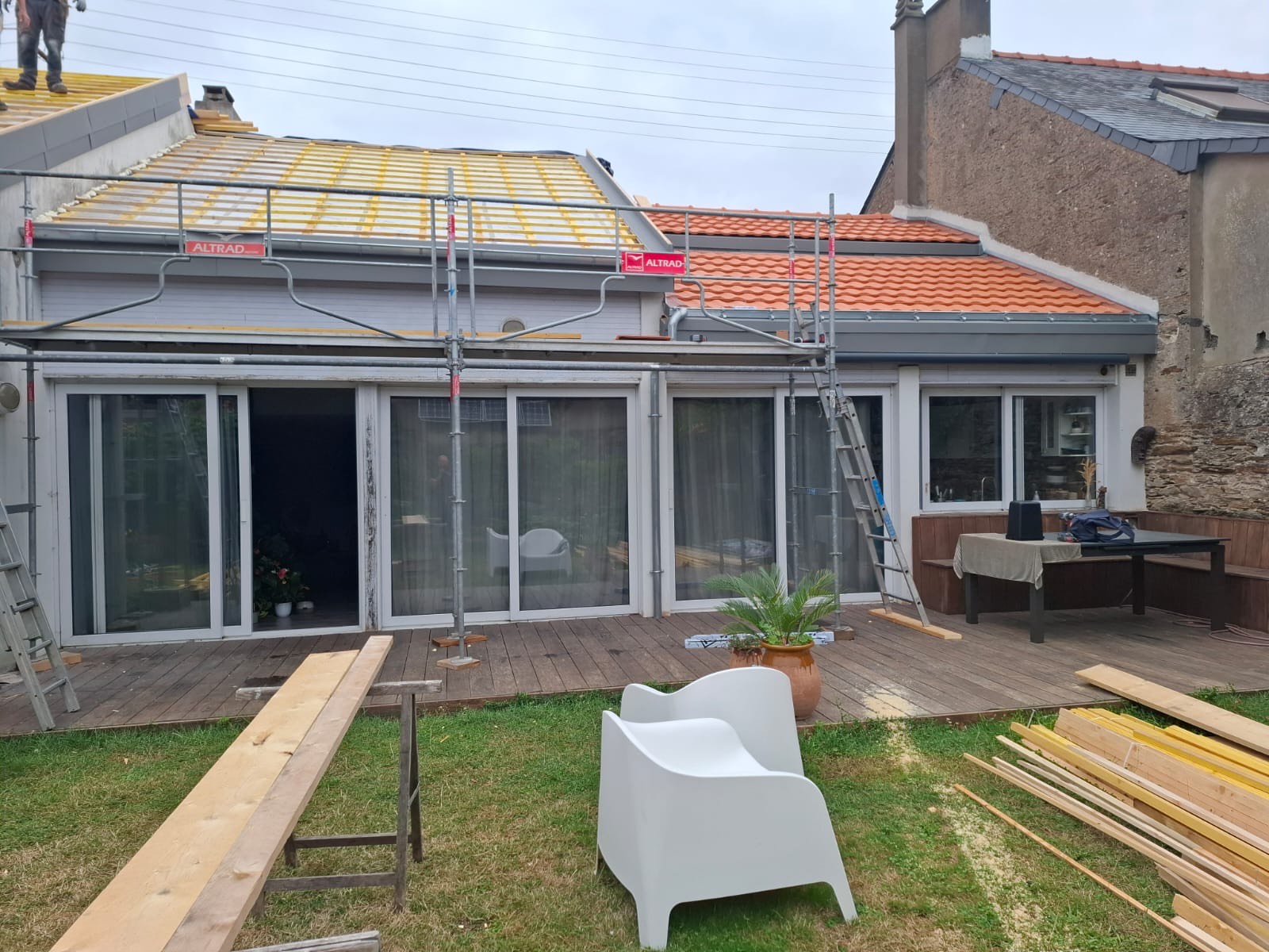 Chantier OTBE à Carquefou : isolation de toiture par l’extérieur sur charpente avant pose des tuiles.