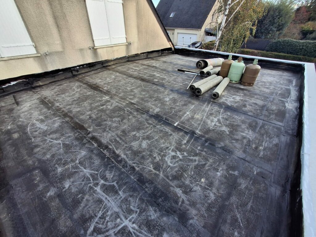 Ancienne étanchéité bitumineuse d’un toit-terrasse avant réfection par OTBE à Carquefou