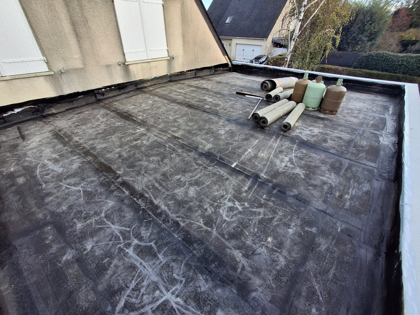 Ancienne étanchéité bitumineuse d’un toit-terrasse avant réfection par OTBE à Carquefou