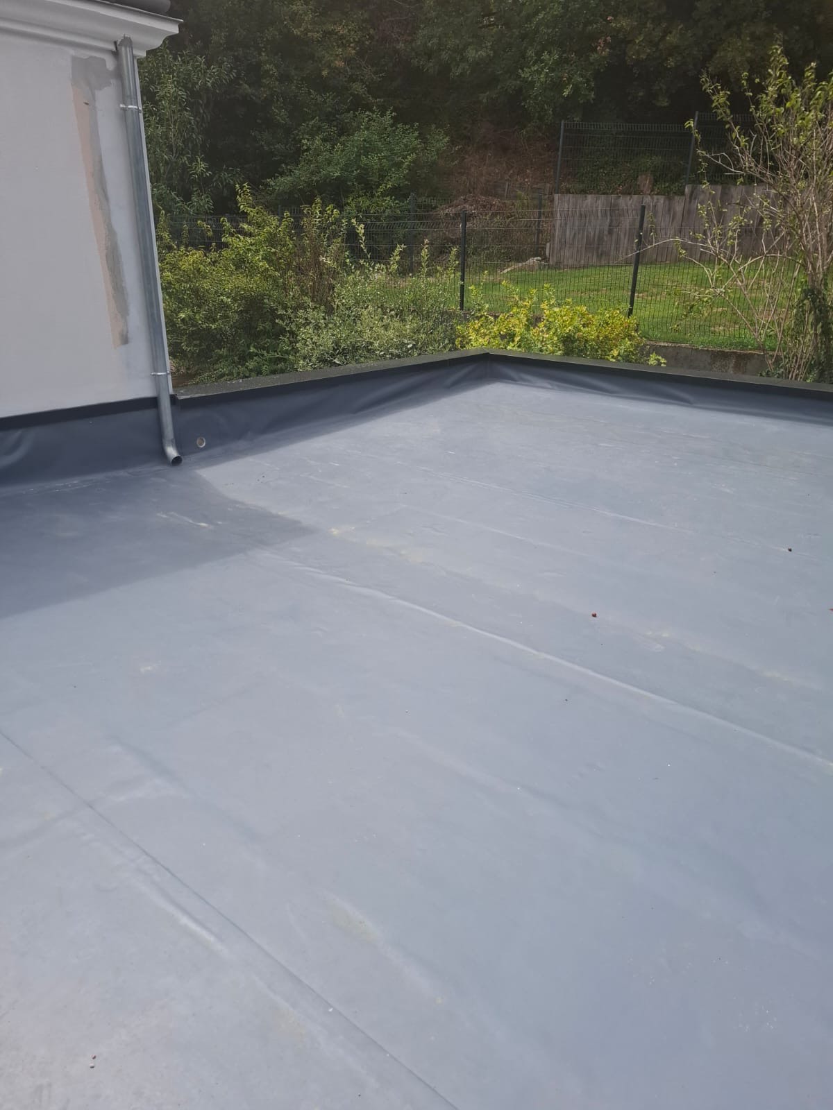 Étanchéité d’un toit-terrasse en membrane PVC réalisée par OTBE à Nantes, assurant une protection durable contre les infiltrations.