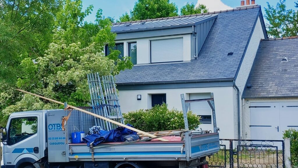 Chantier OTBE à Orvault : rénovation complète de toiture en ardoise naturelle.