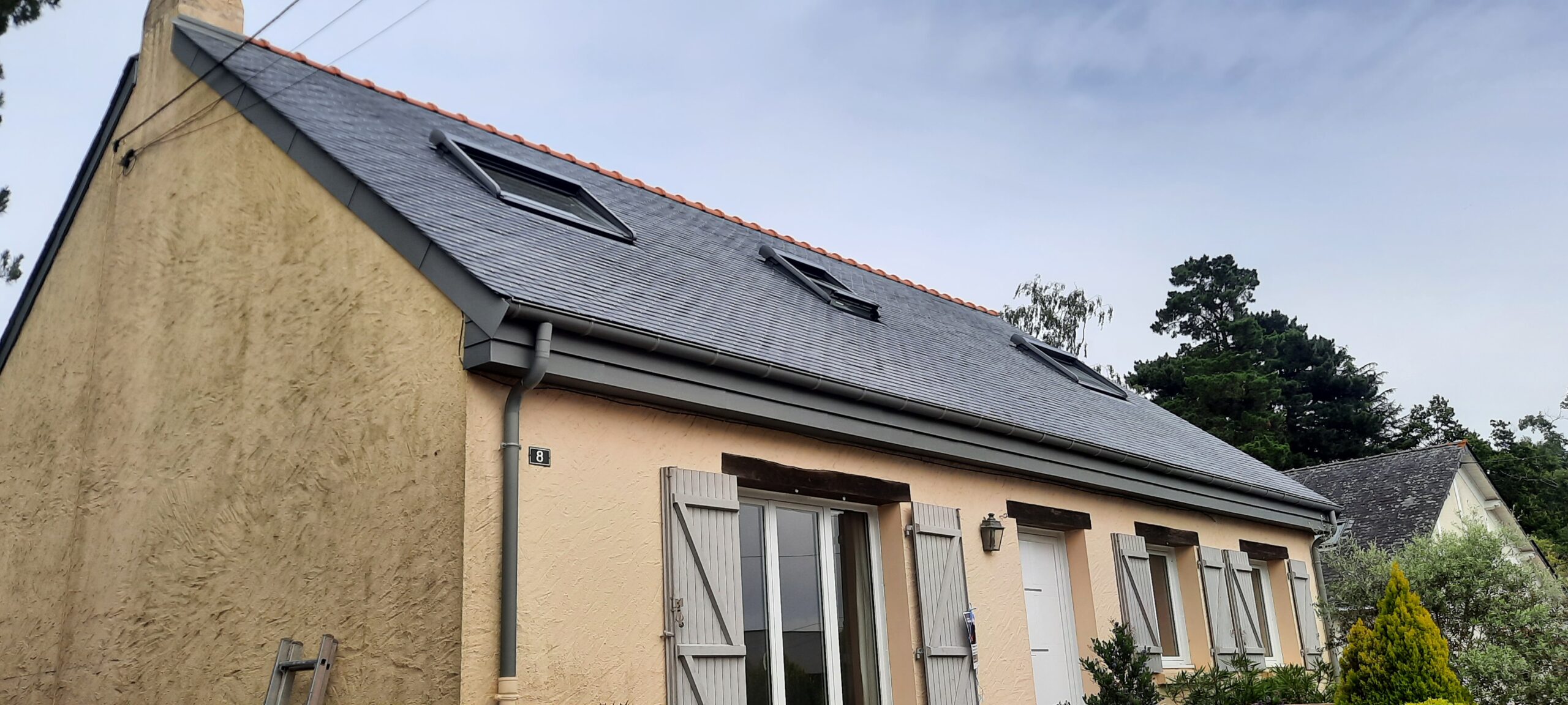 Toiture en ardoise naturelle posée par OTBE sur maison individuelle à Carquefou, Loire-Atlantique.