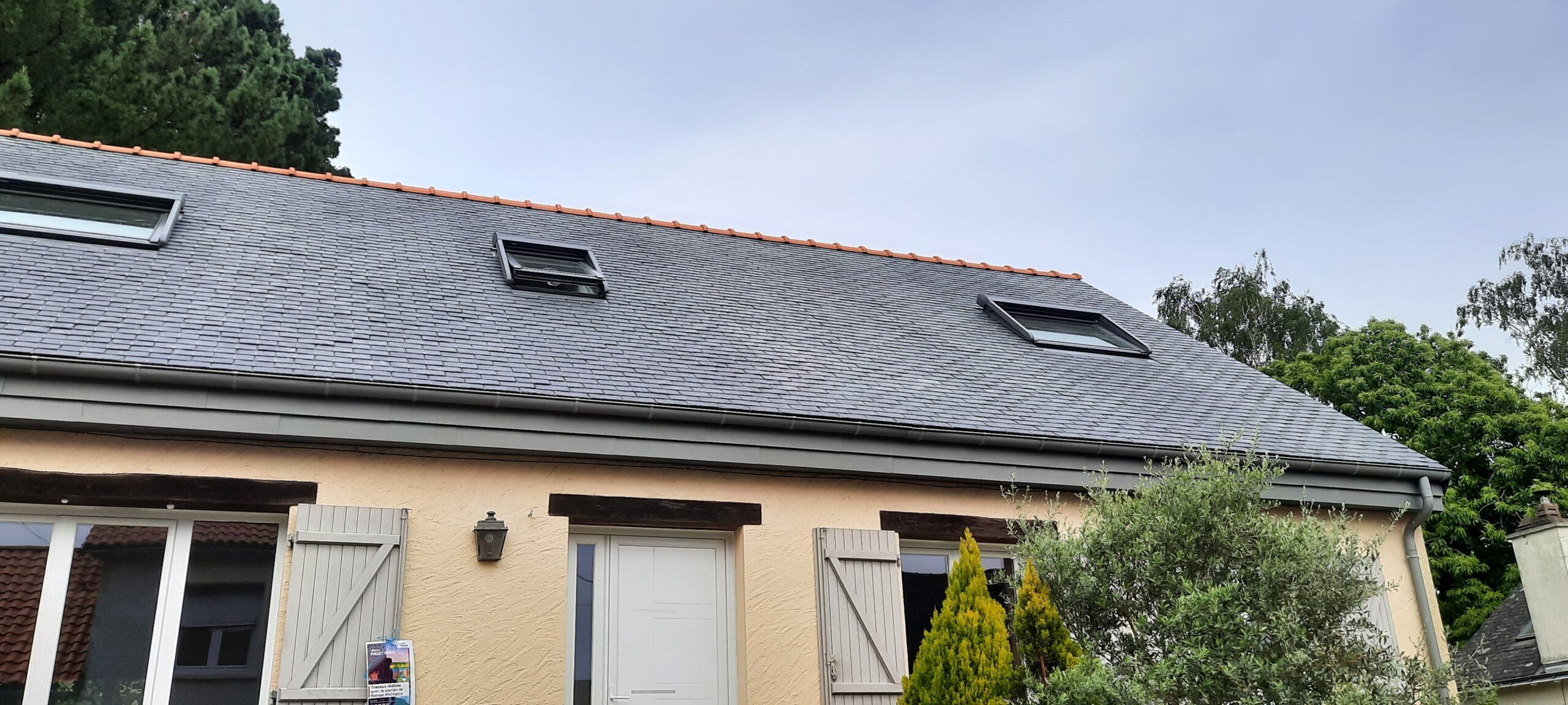 Toit en ardoise rénové par OTBE à Nantes avec intégration de fenêtres de toit modernes.