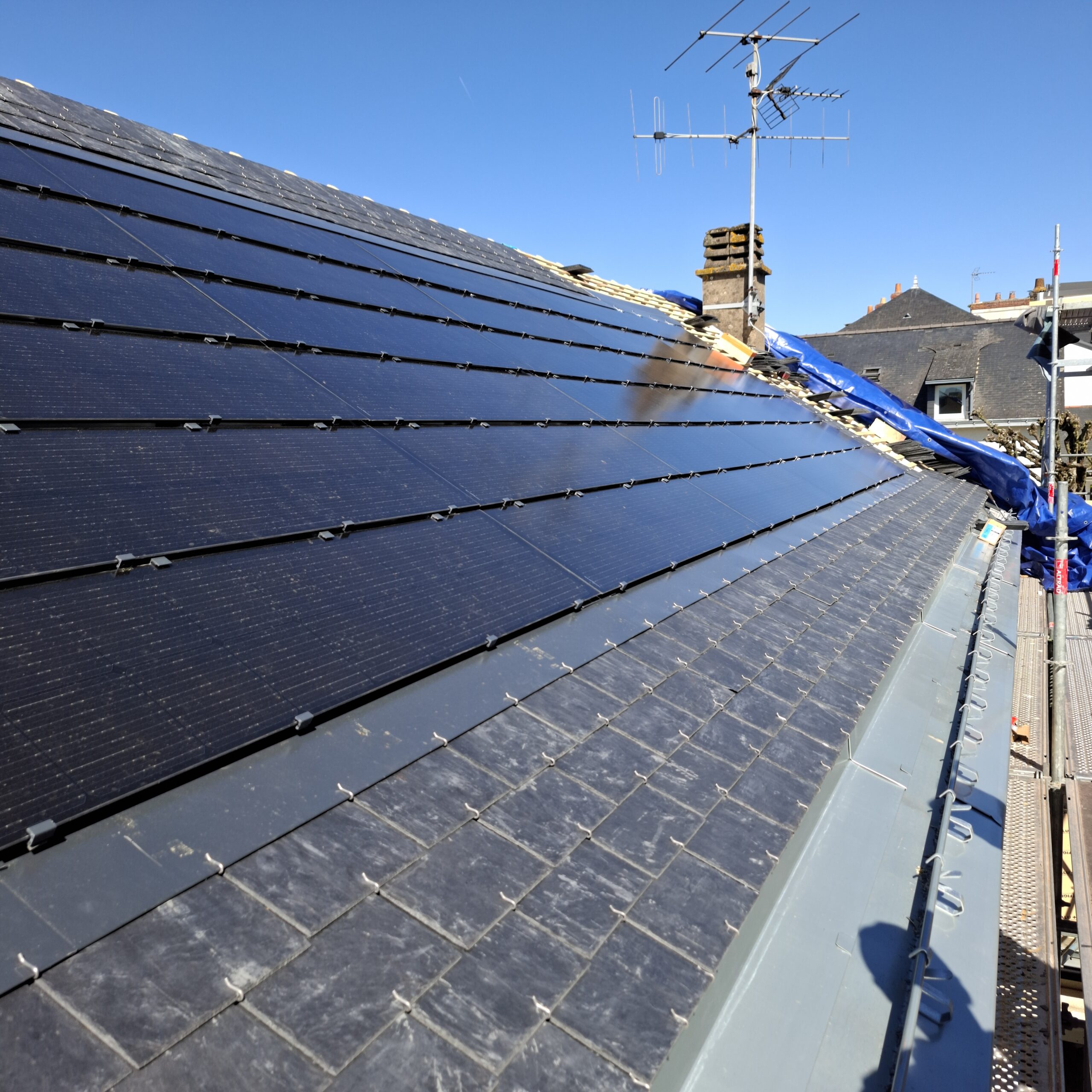 Panneaux photovoltaïques installés sur une toiture en ardoise lors d’un chantier à Nantes en Loire-Atlantique.