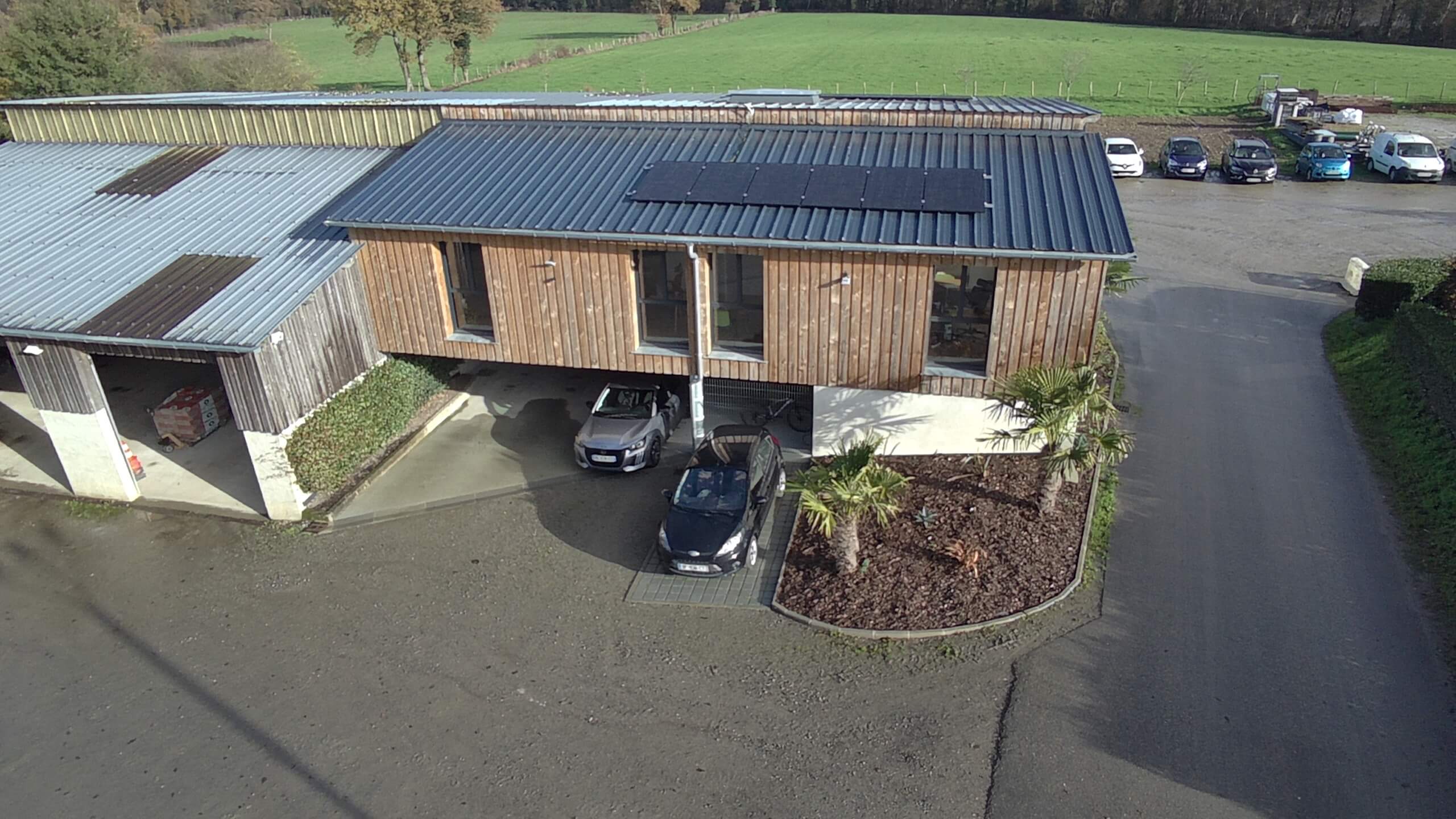 Bâtiment professionnel Erdre Paysage équipé de panneaux photovoltaïques sur toiture métallique en Loire-Atlantique.