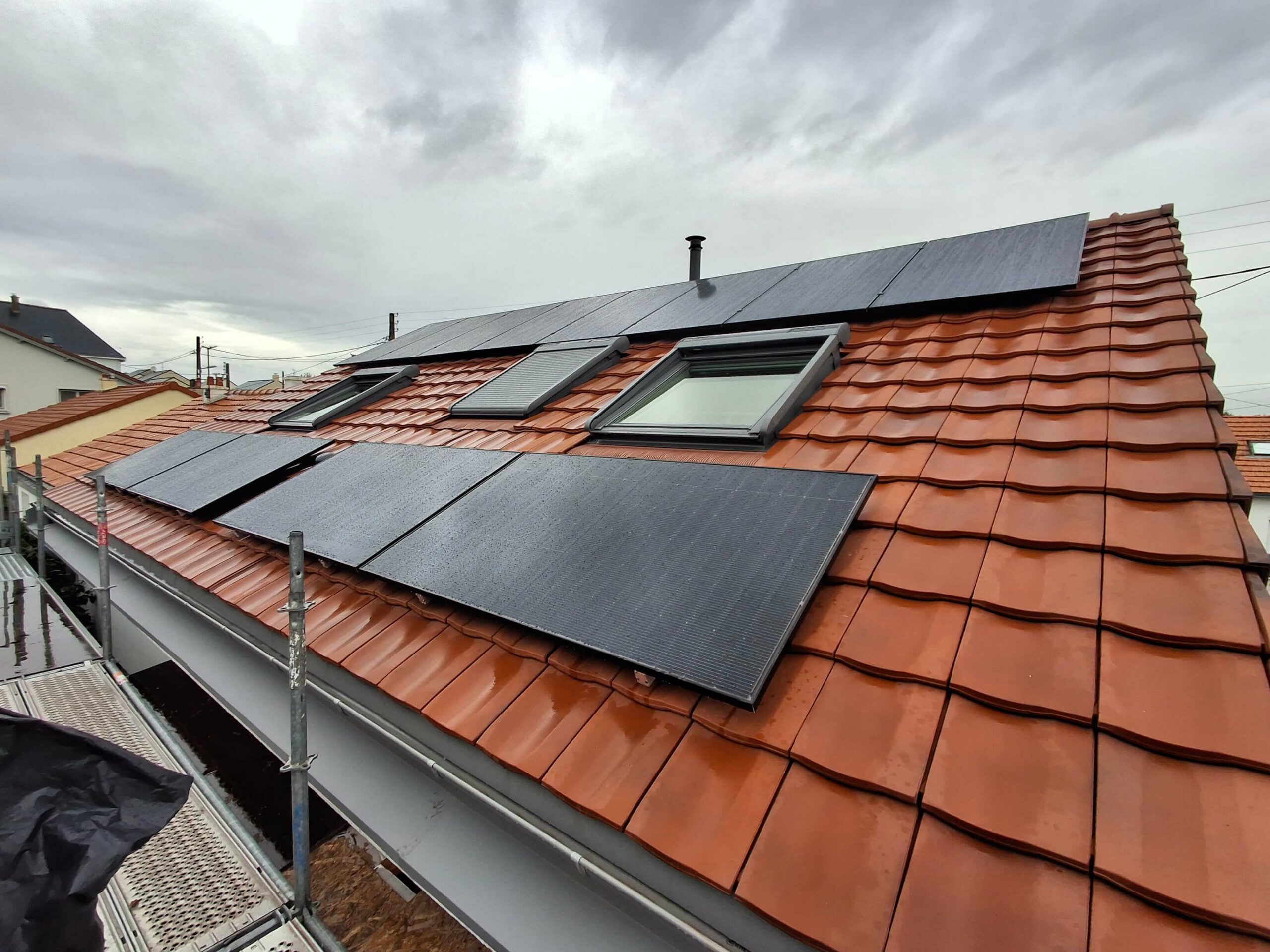 Panneaux photovoltaïques installés sur une toiture en tuiles à Nantes, fonctionnement sous ciel couvert en Loire-Atlantique.