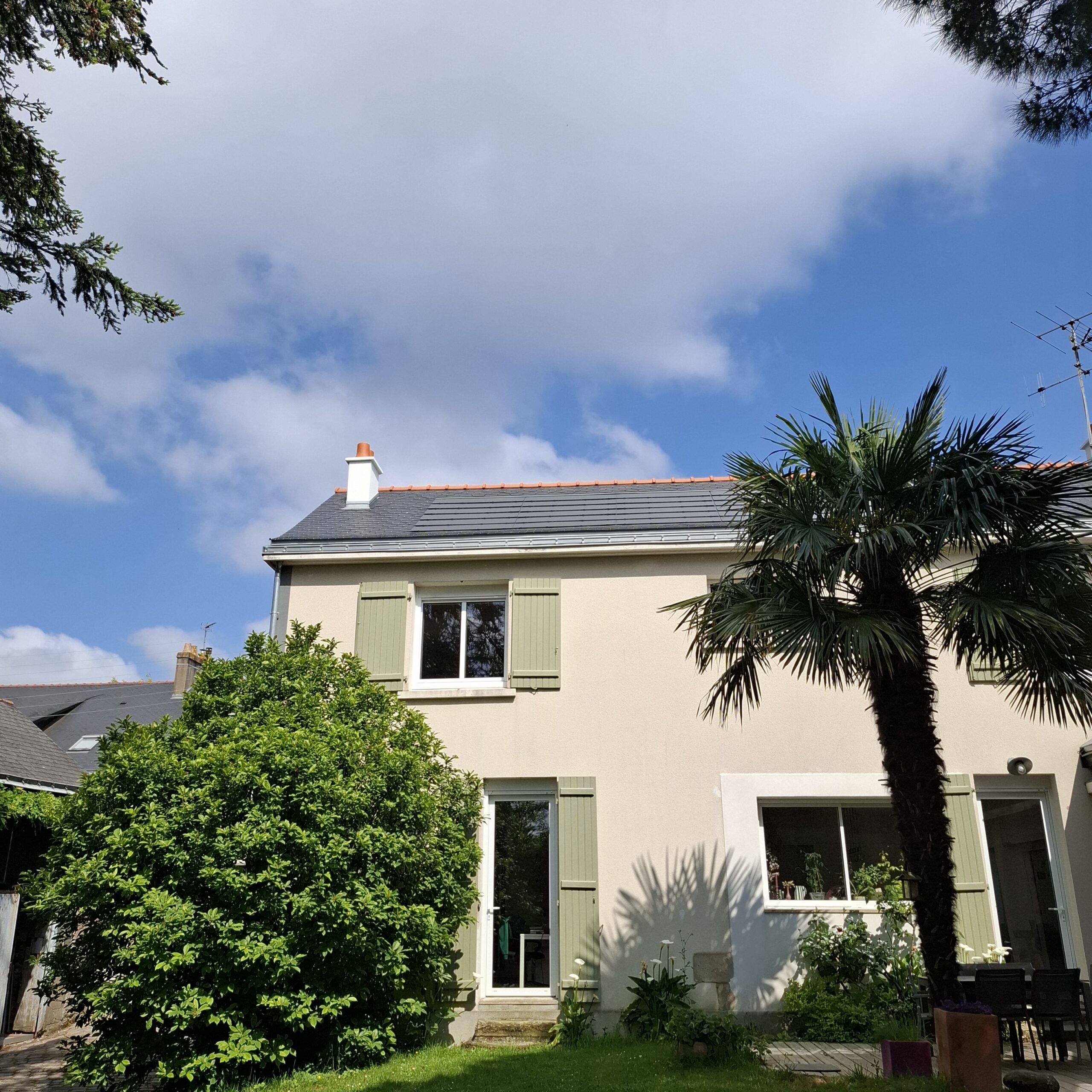 Maison individuelle à Nantes avec toiture rénovée et orientation favorable à une future installation photovoltaïque.