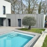 Extension de maison avec bardage acier gris contemporain à Nantes
