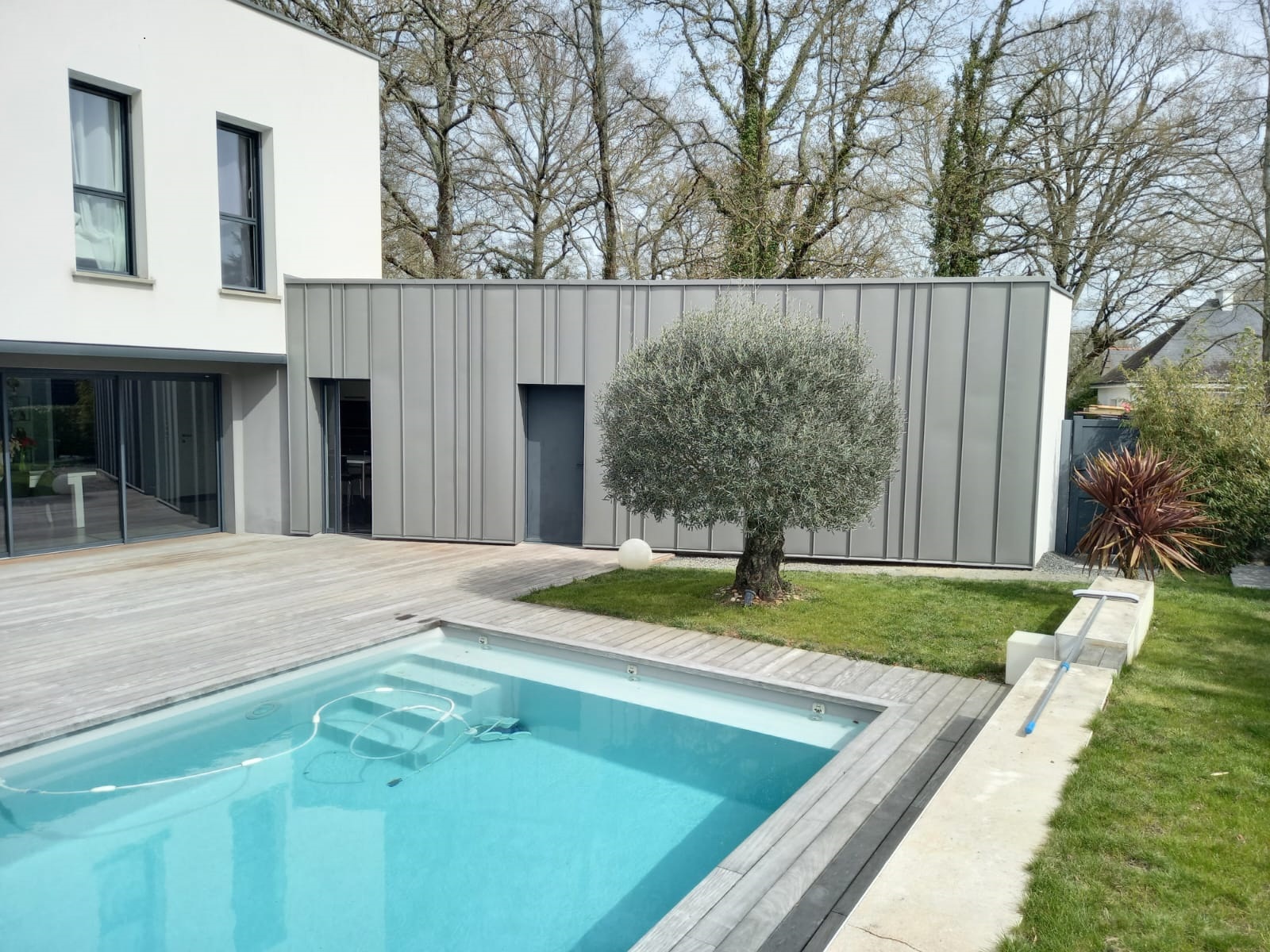 Extension de maison avec bardage acier gris contemporain à Nantes