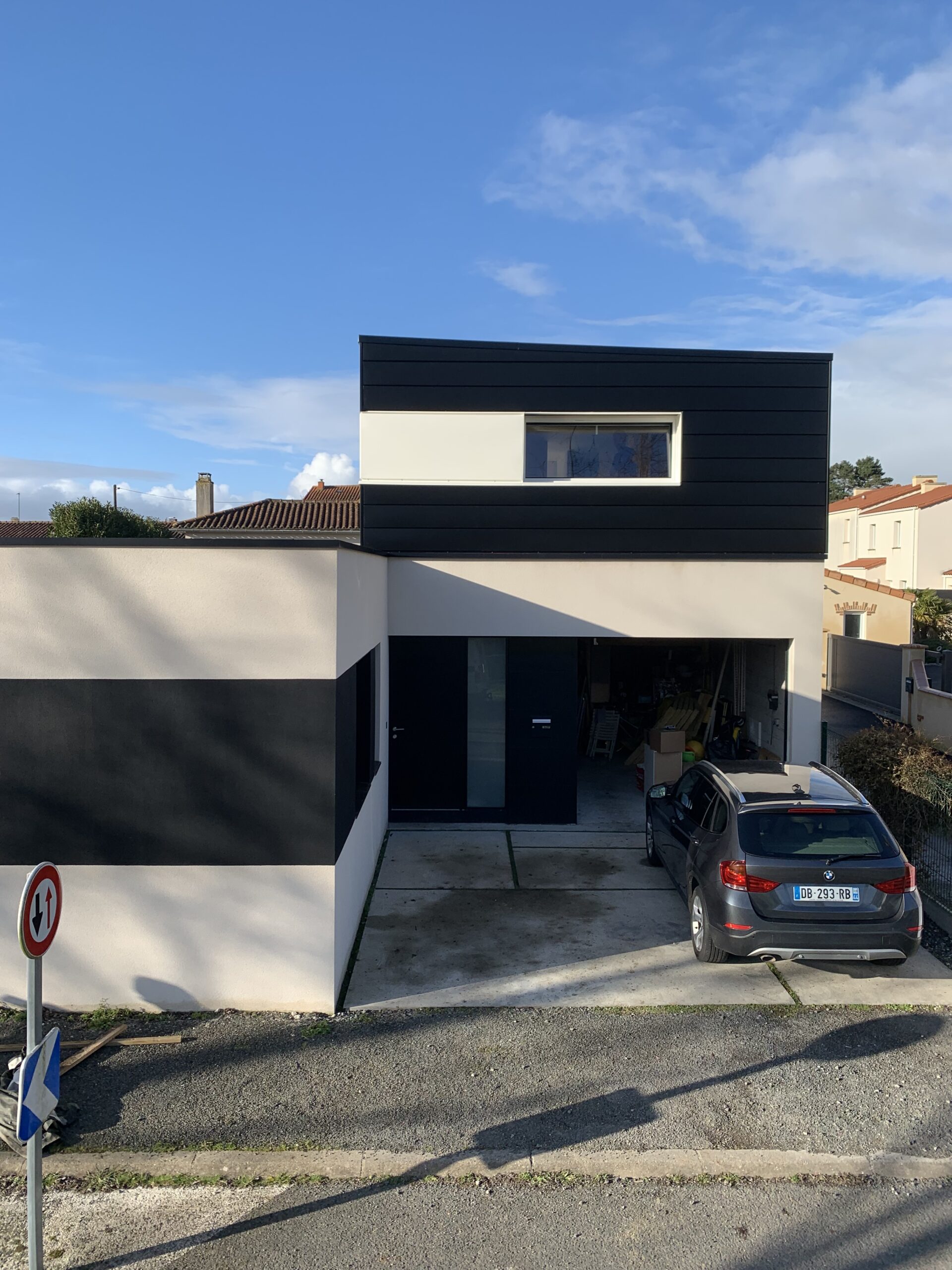 Façade maison avec bardage acier noir et bandeau blanc à Vallet