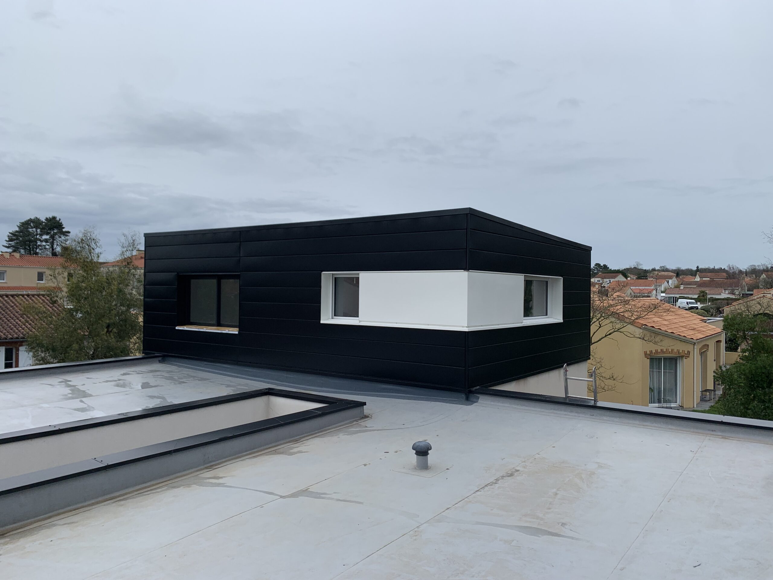 Bardage acier noir RAL 9005 sur toit terrasse à Nantes