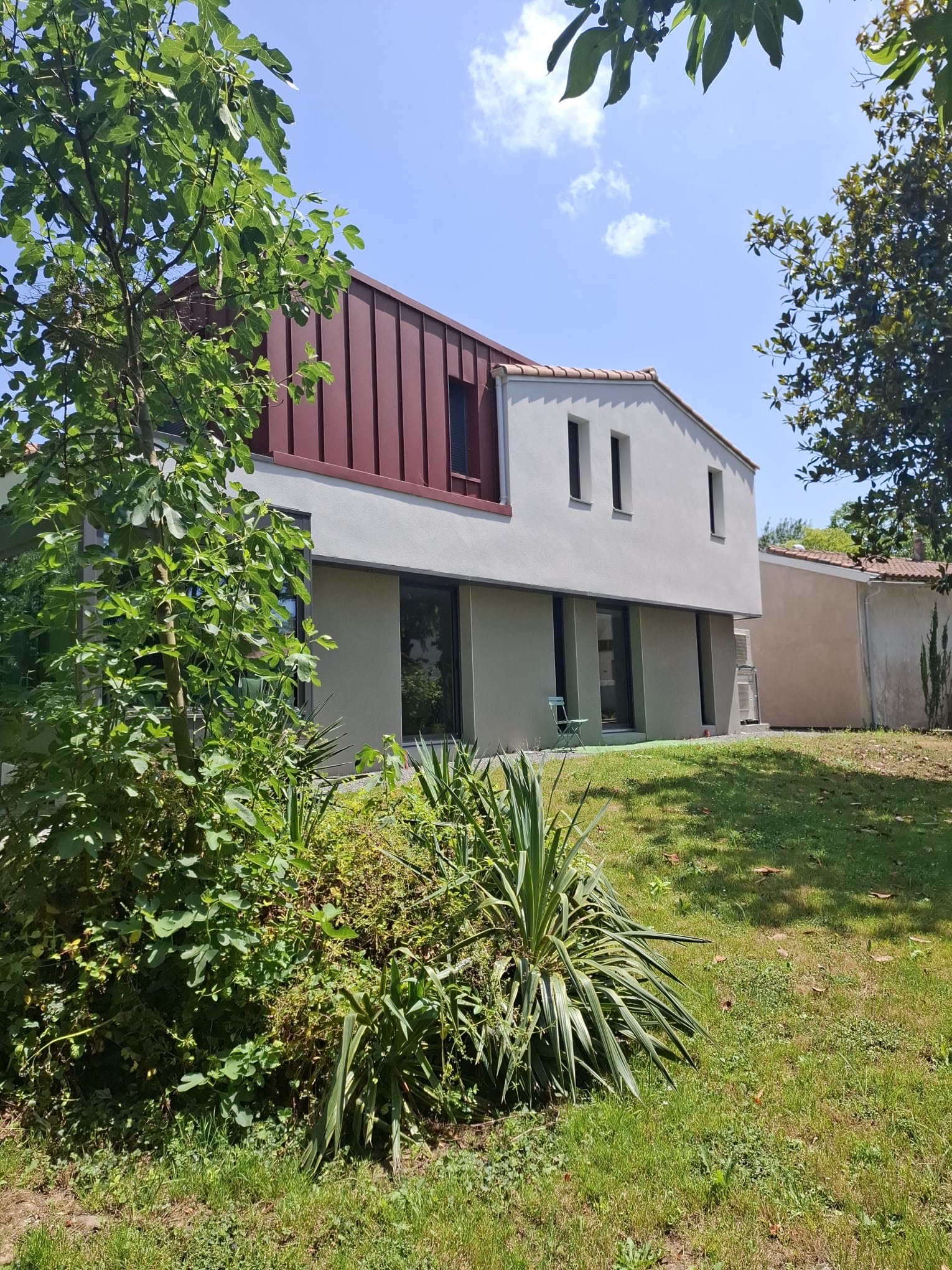 Extension contemporaine avec bardage acier rouge en Loire-Atlantique