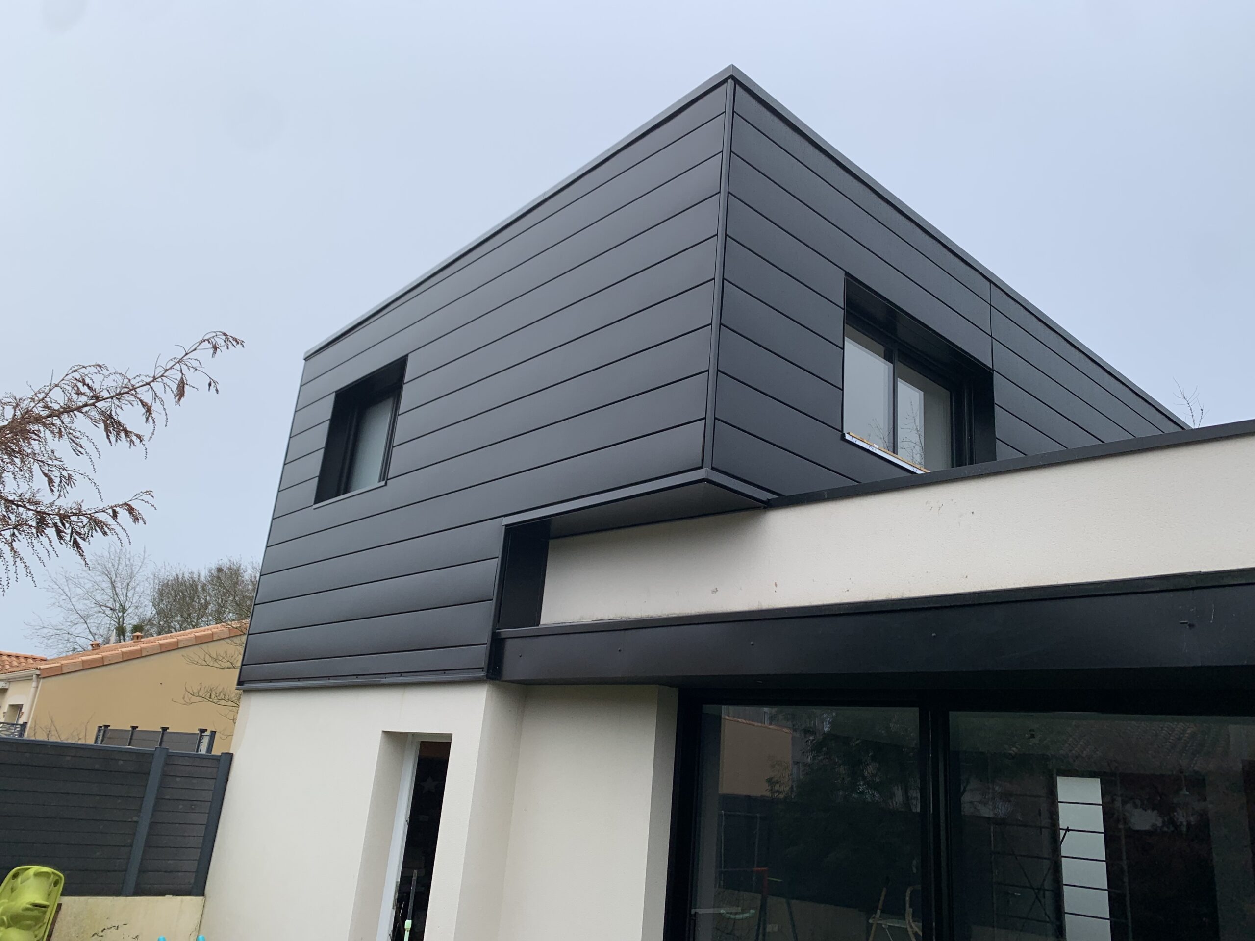 Maison contemporaine avec bardage noir en extension à Nantes