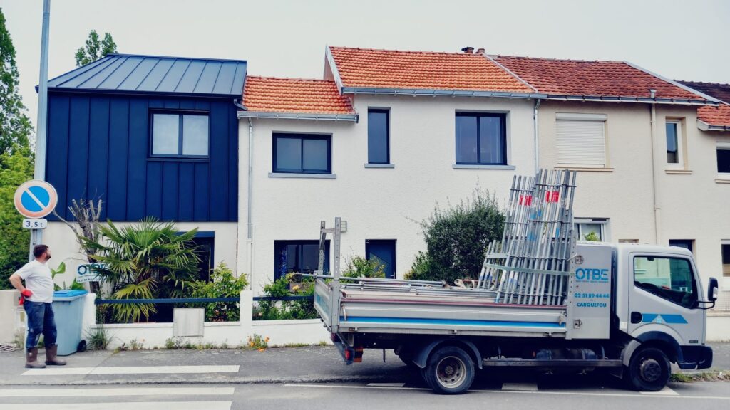 Extension de maison avec bardage bleu marine réalisée par OTBE à Nantes