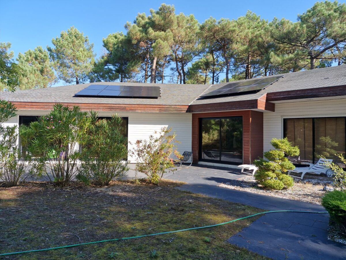 Maison de plain-pied équipée de panneaux photovoltaïques installés par OTBE