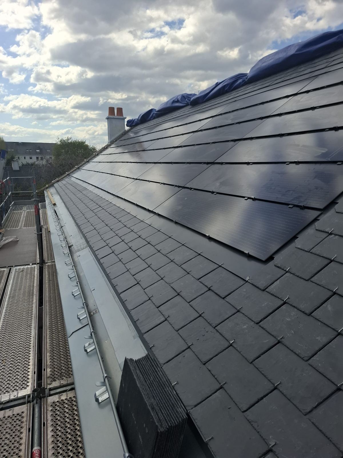 Pose de panneaux solaires intégrés dans une toiture en ardoise près de Nantes